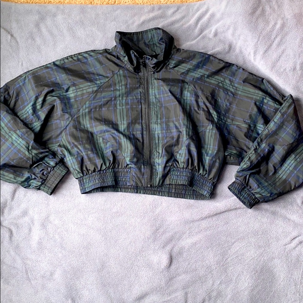 Cropped wind breaker